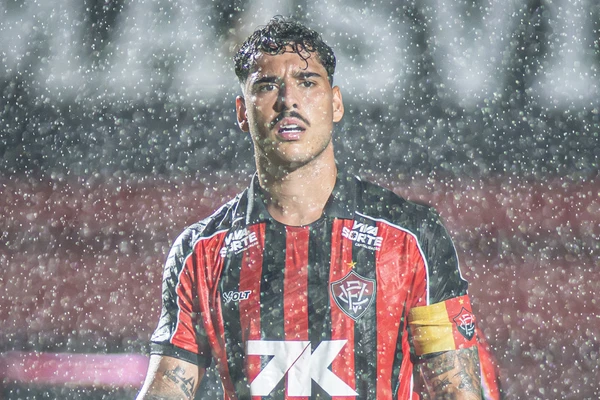 Lucas Halter em ação pelo Vitória diante do Sport