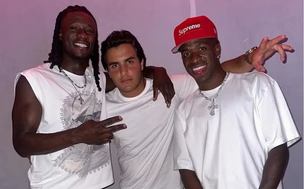 Marcelo Sangalo entre Eduardo Camavinga, jogador do Real Madrid, e Vini Jr.