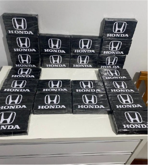 Pacotes de cocaína da facção são distribuídos com marca da Honda por Reprodução