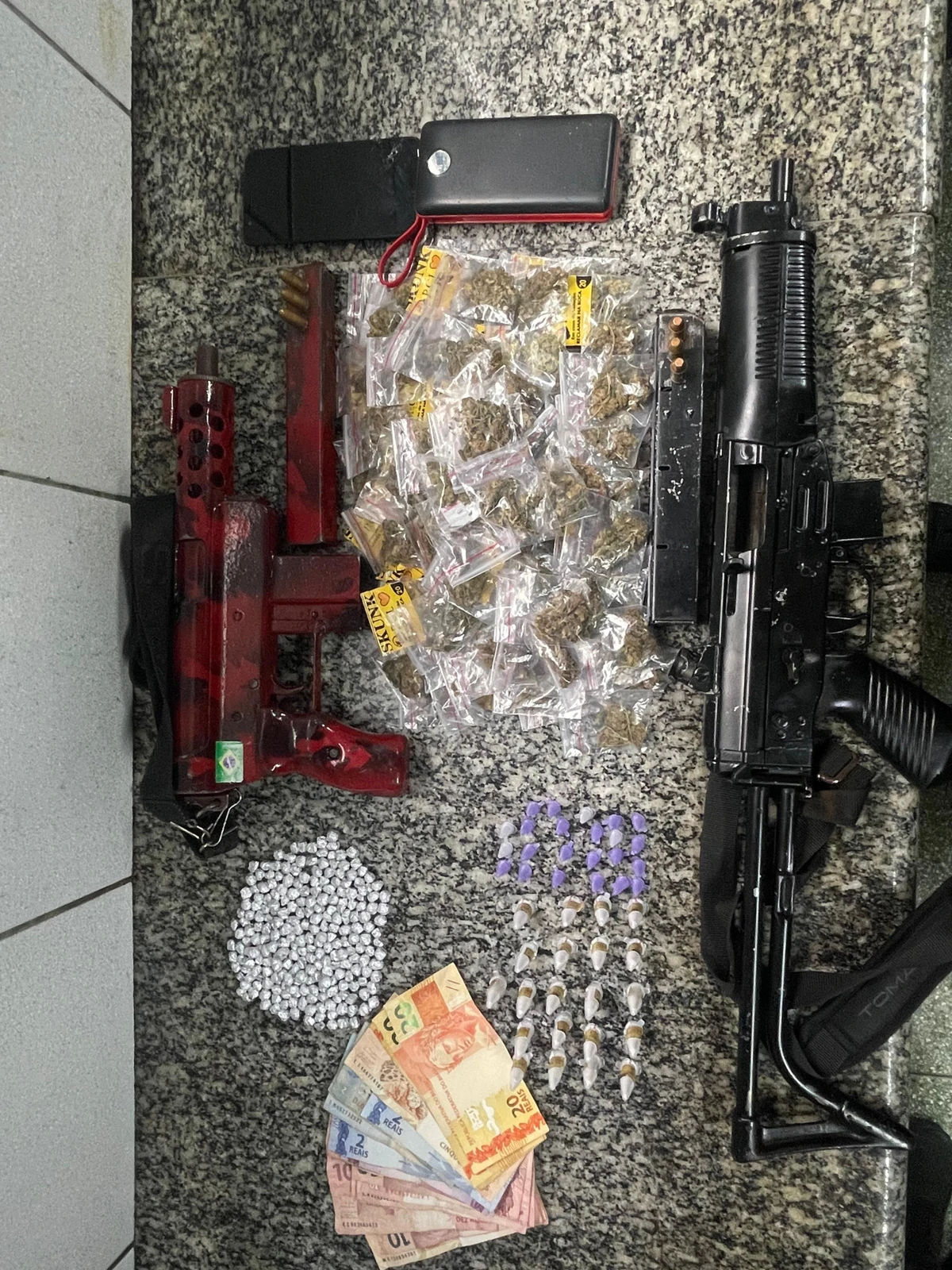 PM apreendeu armas e drogas após o tiroteio no Parque São Braz, no Engenho Velho da Federação por Reprodução/PM