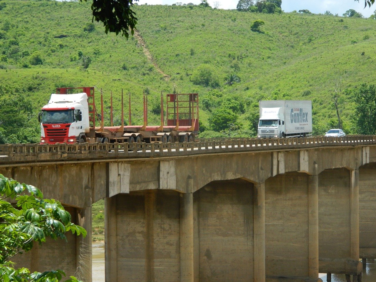 Ponte sobre o Rio Jequitinhonha por Arquivo