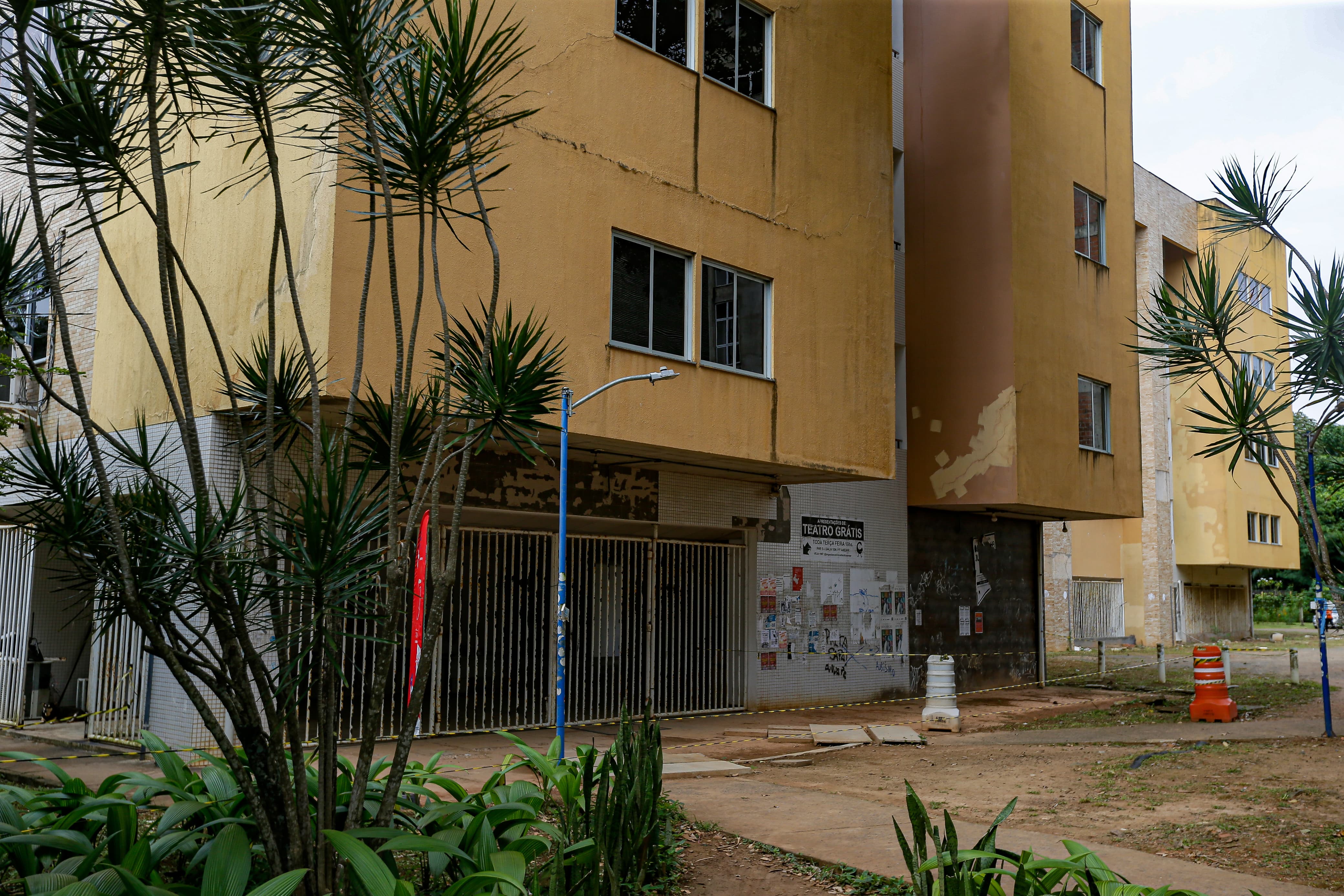 Prédio da Ufba tem trecho interditado por risco de desabamento por Arisson Marinho / CORREIO 