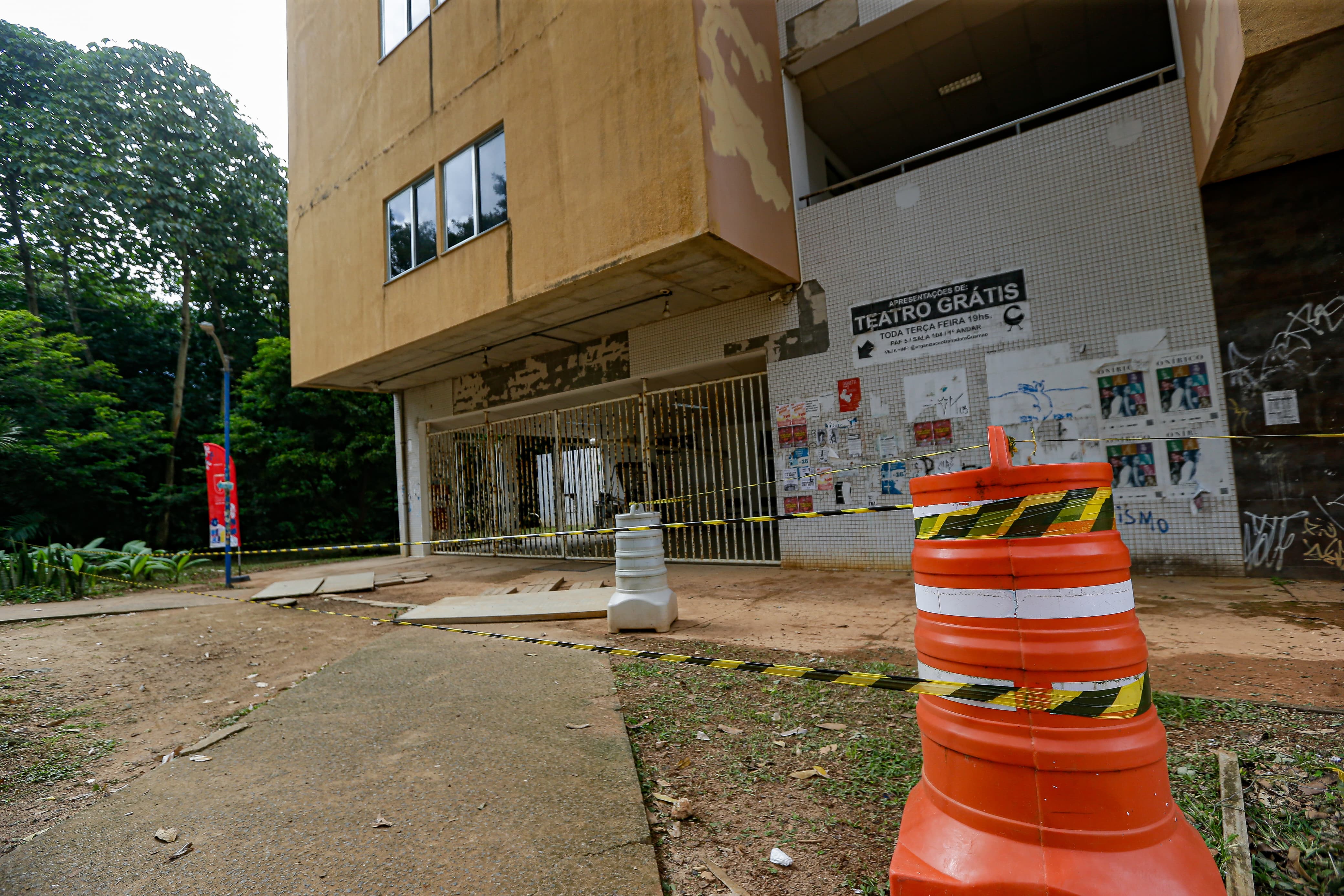 Prédio da Ufba tem trecho interditado por risco de desabamento por Arisson Marinho / CORREIO 