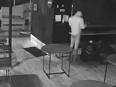 Imagem - Ladrão vestido só de calcinha e moletom invade loja para furtar bebidas; veja vídeo