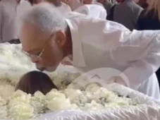 Imagem - Gilberto Gil dá beijo carinhoso em Preta Gil durante despedida comovente