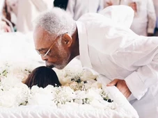 Imagem - Pode beijar o morto no caixão? Especialista explica