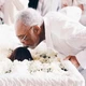 Imagem - Pode beijar o morto no caixão? Especialista explica