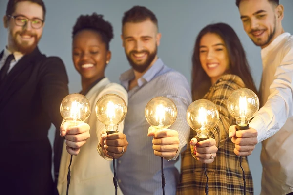 A liderança da Geração Z tem maior capacidade de adaptação à tecnologia e inovação, além de uma relação mais horizontal com hierarquias