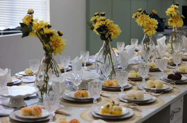 A mesa foi decorada com itens da Home Center Ferreira Costa