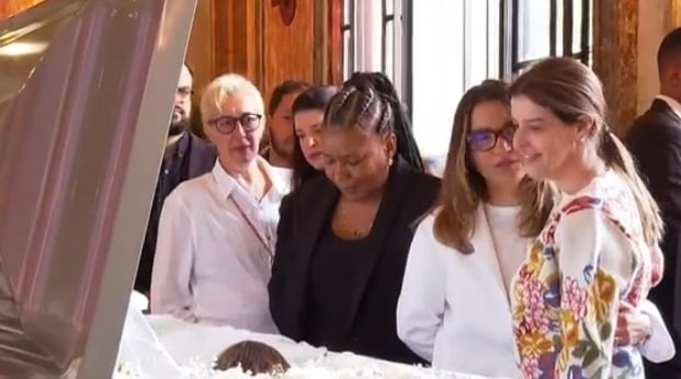 A primeira-dama, Janja Lula da Silva, e a ministra da Cultura, Margareth Menezes no velório de Preta Gil  por Reprodução/TV Globo