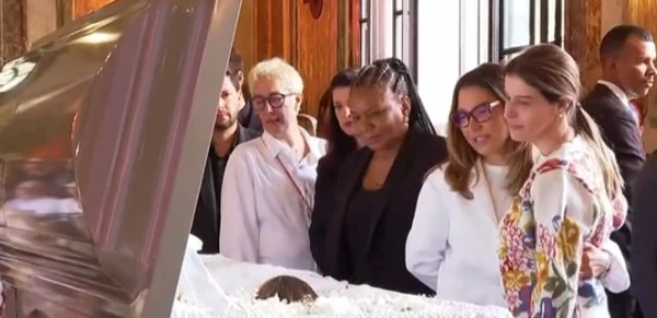 A primeira-dama, Janja Lula da Silva, e a ministra da Cultura, Margareth Menezes no velório de Preta Gil  por Reprodução/TV Globo