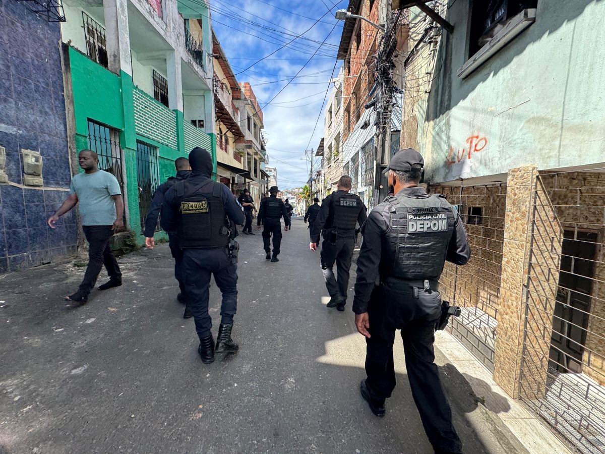 Ações nos bairros de Tancredo Neves, Narandiba e Engomadeira também retiraram pontos de energia em via pública e também realizou levantamentos investigativos por Divulgação/ Ascom PC-BA