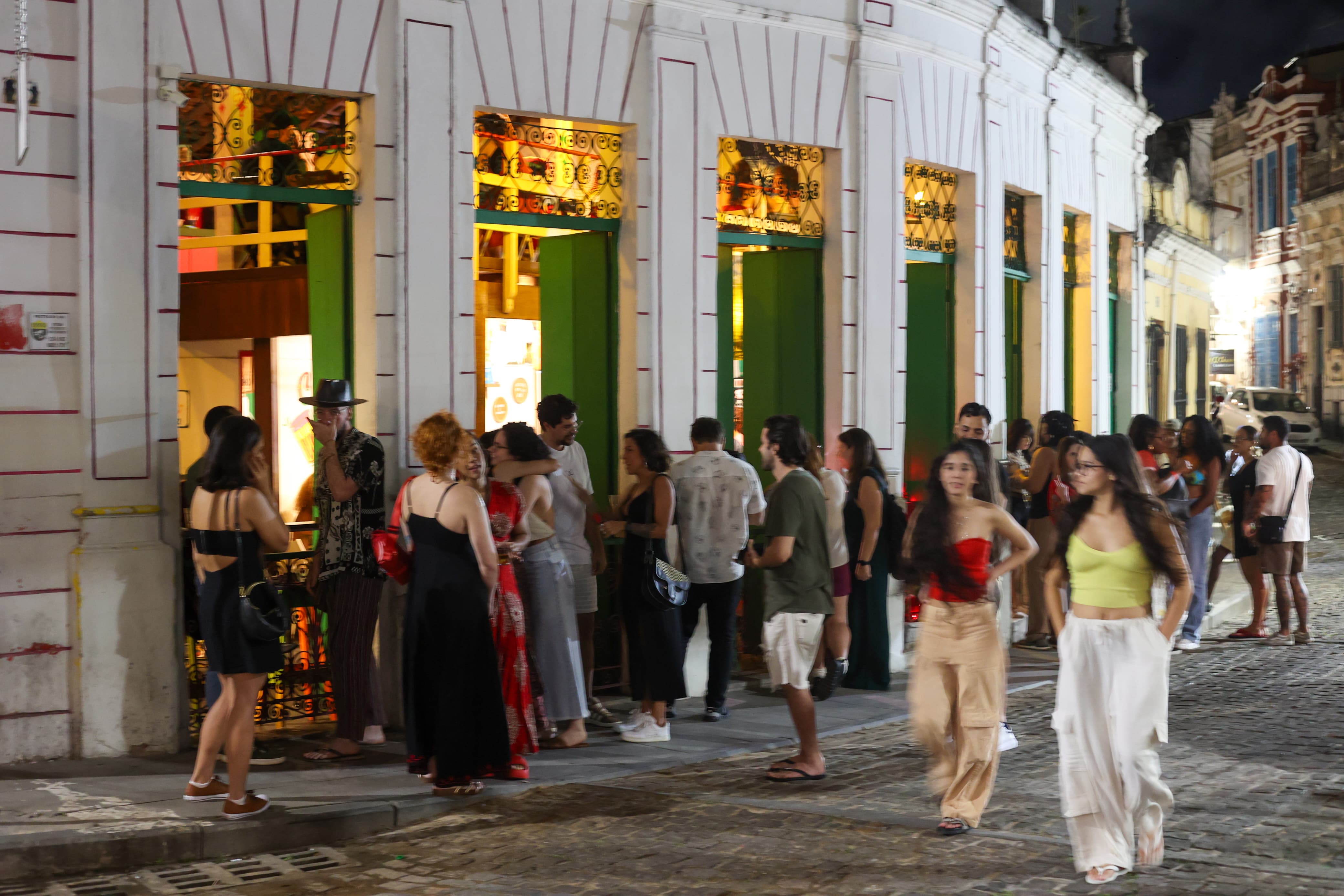 Localizado em frente à Cruz do Pascoal, o Café e Cana é famoso por drinks especiais e inusitados, cerveja gelada e comidas saborosas. Funcionamento: Domingo, segunda, quarta e quinta – 12h às 22h. Sexta-feira e sábado – 12h às 23h. Horário de funcionamento da cozinha. Casa fecha 1h. por Marina Silva/CORREIO