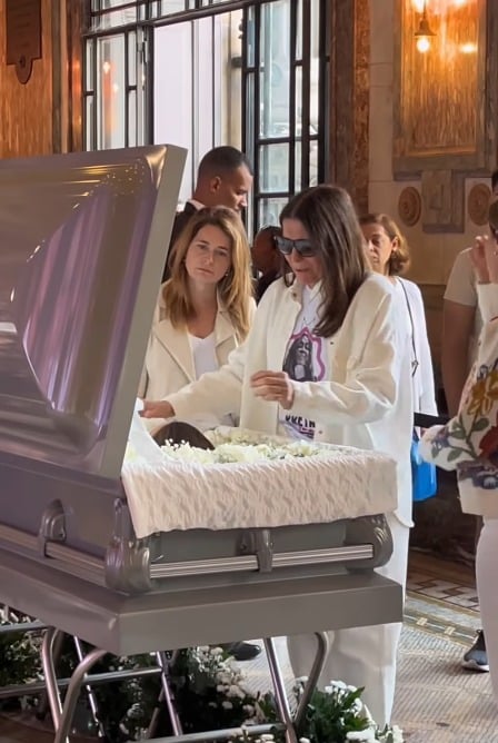 Claudia Abreu e Malu Mader no velório de Preta Gil por Reprodução/Caras