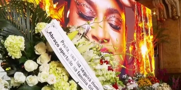 Coroa de flores no velório de Preta Gil  por Reprodução/TV Globo