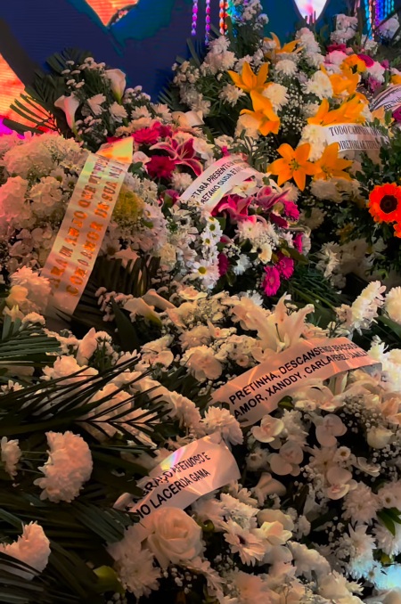 Coroas de flores para Preta Gil, incluindo uma homenagem de Xanddy e Carla Perez por Reprodução/Caras