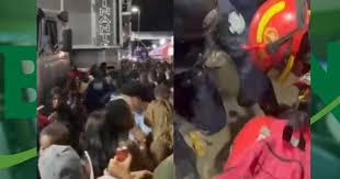 Depois das agressçies, ele foi atendido e levado para hospital por Reprodução