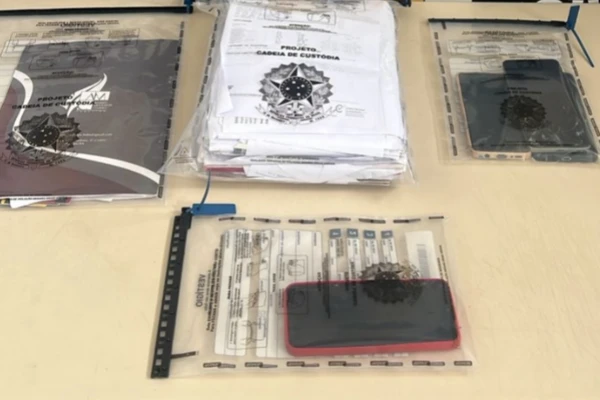 Documentos foram apreendidos pela polícia