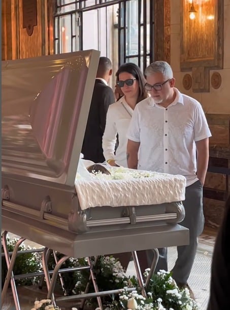 Ex-marido de Preta Gil, roteirista Rafael Dragaud no velório de Preta Gil por Reprodução/TV Globo 