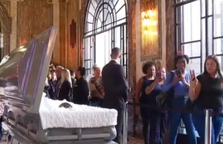 Fãs no velório de Preta Gil aberto ao público  por Reprodução/TV Globo  