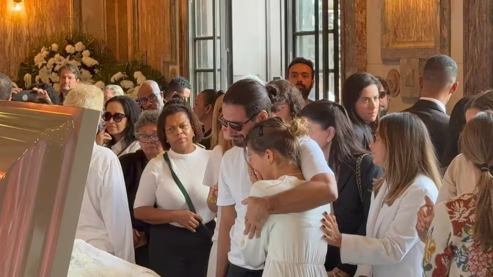 Flor Gil se despede de Preta Gil em velório por Reprodução/gshow