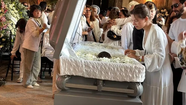 Flor Gil se despede de Preta Gil em velório por Reprodução/gshow