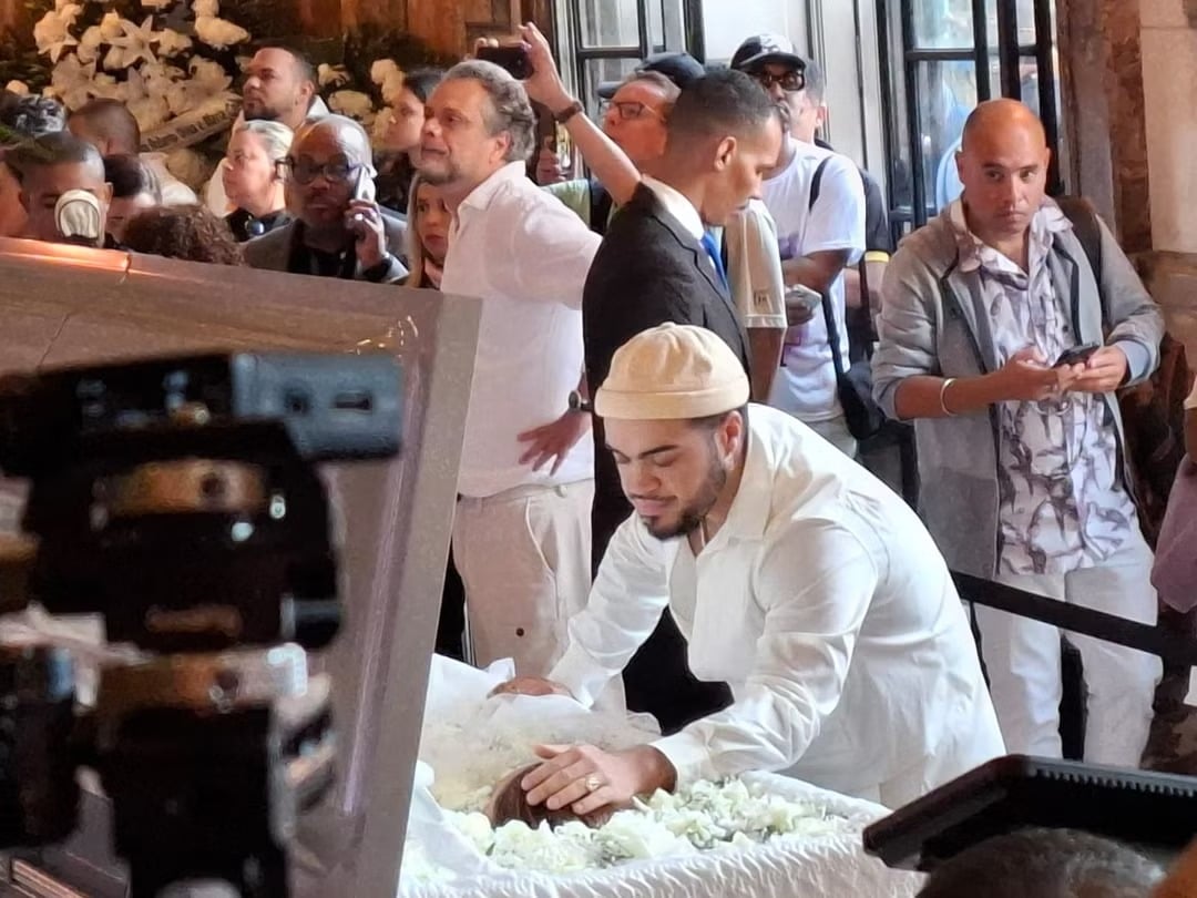 Francisco, filho de Preta Gil, no velório da mãe por Reprodução/g1