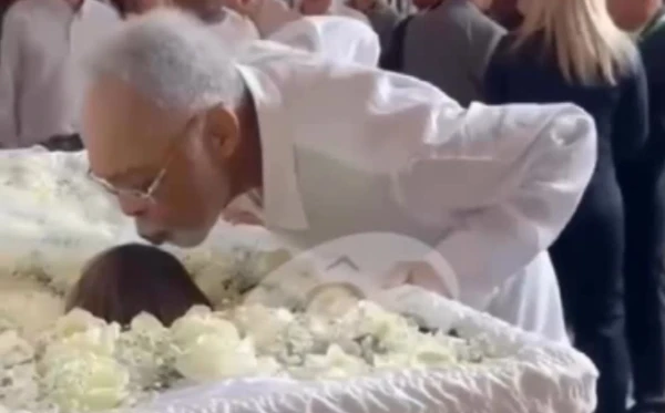 Gilberto Gil se despede da filha, Preta, com beijo carinhoso