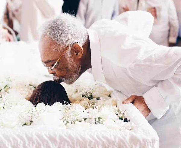 Gilberto Gil se despediu da filha Preta com um singelo beijo na testa