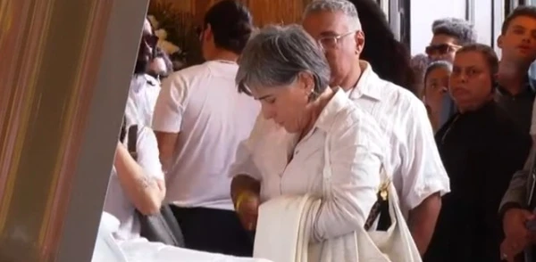 Glória Pires vai ao velório de Preta Gil por Rperodução