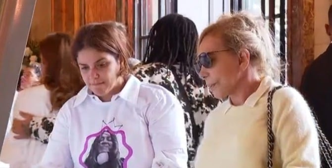 Jude Paulla e Malu Barbosa se despedem em velório de Preta Gil por Reprodução/Caras