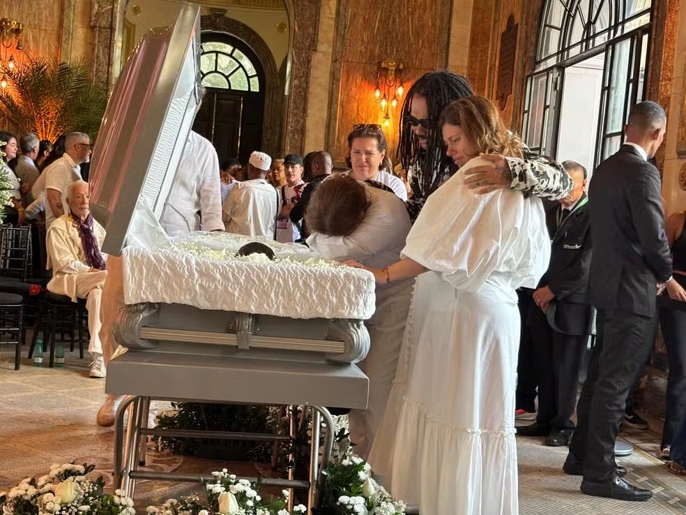 Jude Paulla e Malu Barbosa se despedem em velório de Preta Gil por Reprodução/gshow
