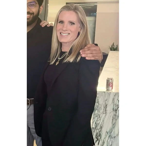 Kristin Cabot por Reprodução