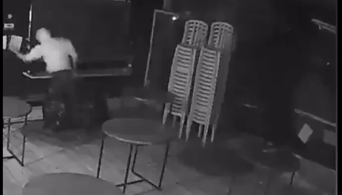 Ladrão chegou de calça, mas ficou só de calcinha durante o furto por Reprodução