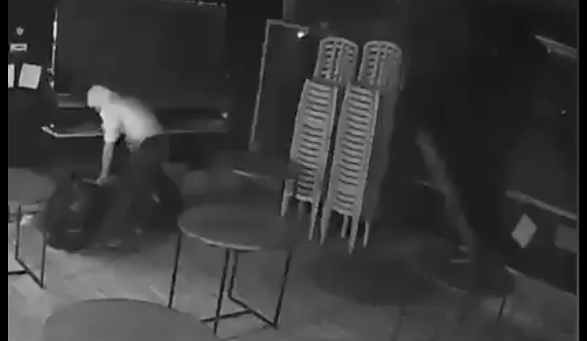 Ladrão chegou de calça, mas ficou só de calcinha durante o furto por Reprodução