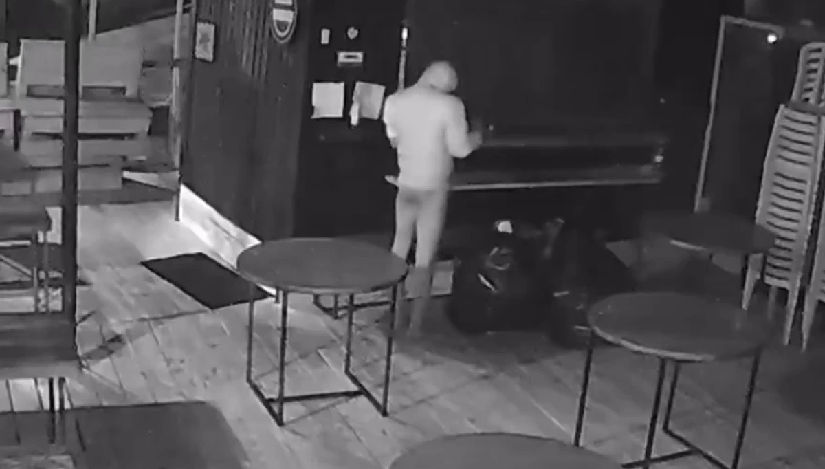 Ladrão chegou de calça, mas ficou só de calcinha durante o furto por Reprodução