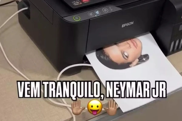 Máscara com rosto de Bruna Marquezine