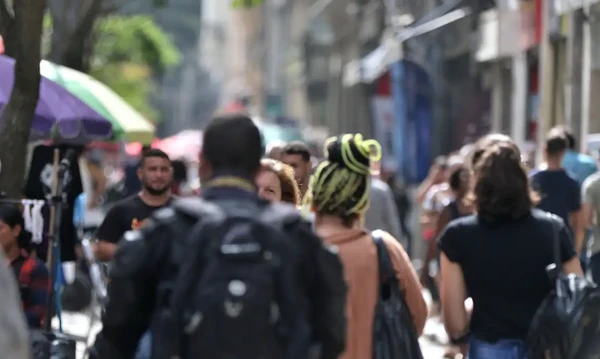 Movimentação de pessoas nas ruas do centro da cidade