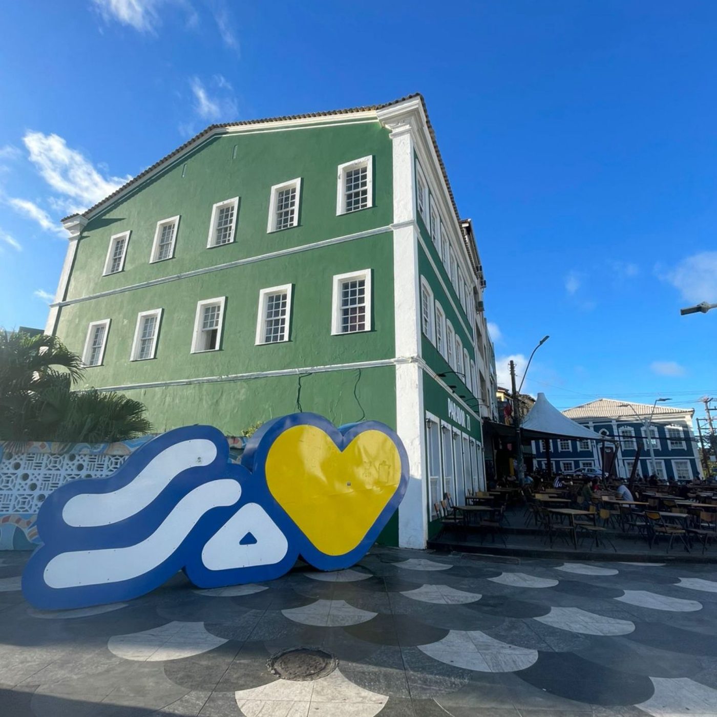 Sob o comando da produtora e empresária Gabi da Oxe, o Bombar funciona de quarta a domingo, das 16h às 3h30, no Rio Vermelho. O primeiro andar é dedicado ao bar, comidas, sinuca e drinks, enquanto o segundo será palco de apresentações musicais e atividades culturais — com destaque para as aulas de dança (como forró e zuki) às quartas-feiras. por divulgação