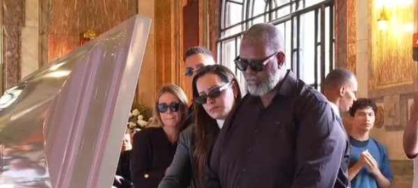 Péricles e Lidiane Faria no velório de Preta Gil no Teatro Municipal no Rio de Janeiro por Reprodução/TV Globo 