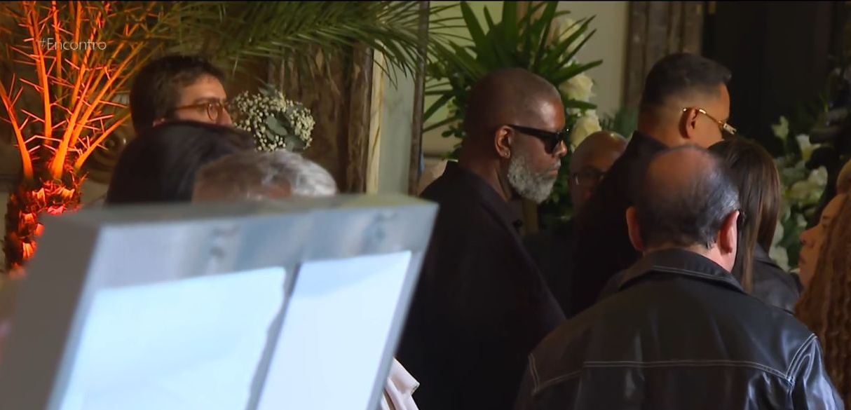 Péricles e Xanddy no velório de Preta Gil  por Reprodução/TV Globo
