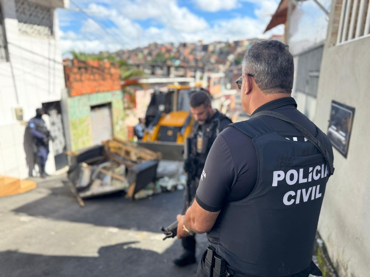 Policiais civis acompanham retirada de pedras, entulhos, móveis e eletrodomésticos usados para impedir o avanço policial por Divulgação/ Ascom PC-BA