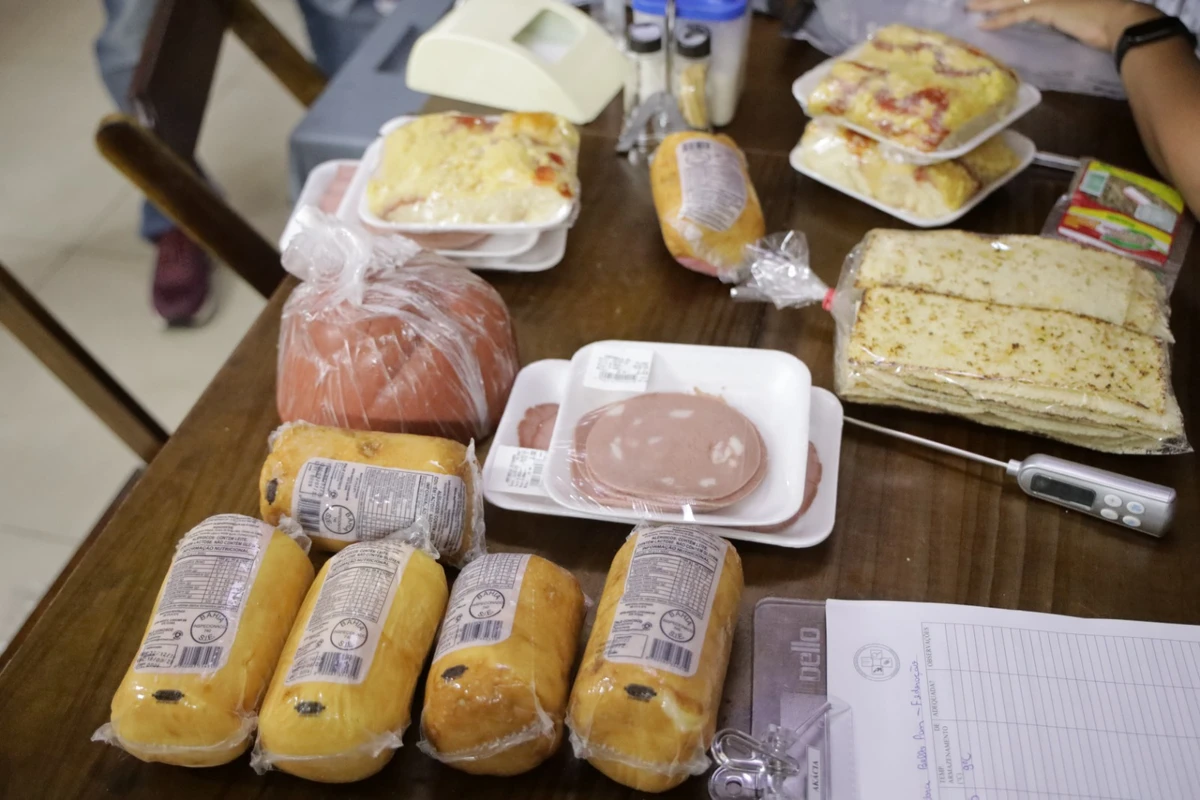 Alimentos vencidos são apreendidos durante operação da polícia em Salvador