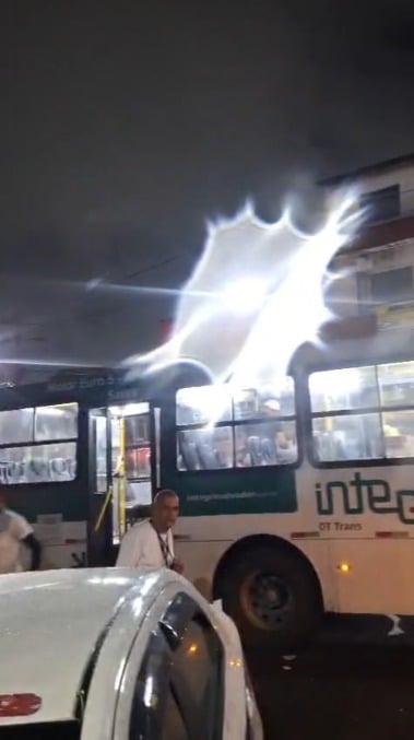 Suspeito foi espancando dentro e fora de ônibus por Reprodução