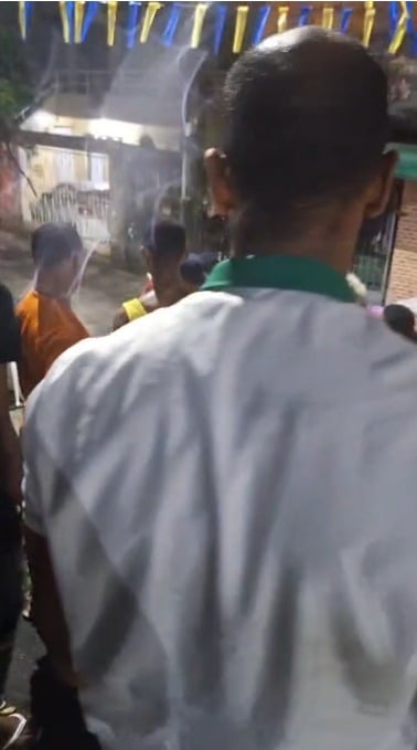 Suspeito foi espancando dentro e fora de ônibus por Reprodução