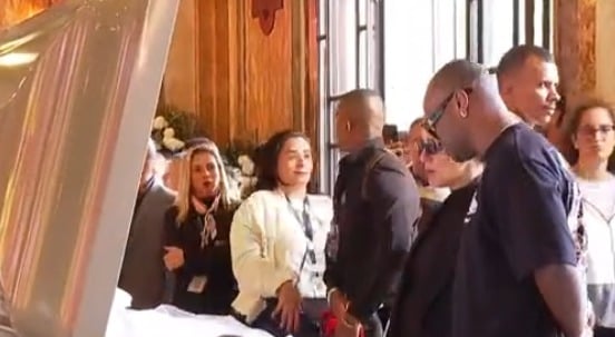Thiaguinho no velório de Preta Gil por Reprodução/TV Globo  
