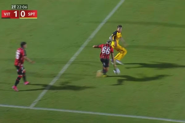 Um dos lances em que Sport pediu pênalti durante jogo contra o Vitória 