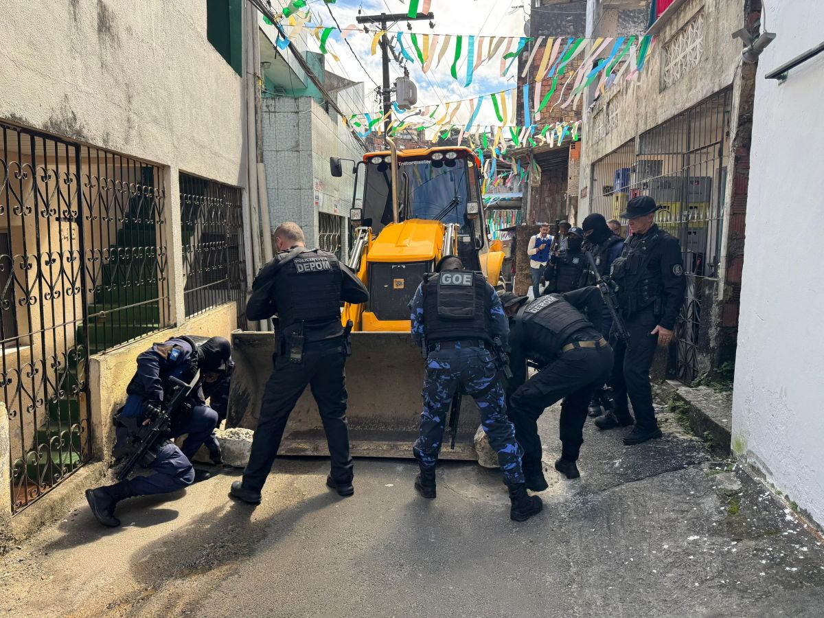 Um trator é usado na desobstrução das ruas em 3 bairros: Tancredo Neves, Narandiba e Engomadeira por Divulgação/ Ascom PC-BA