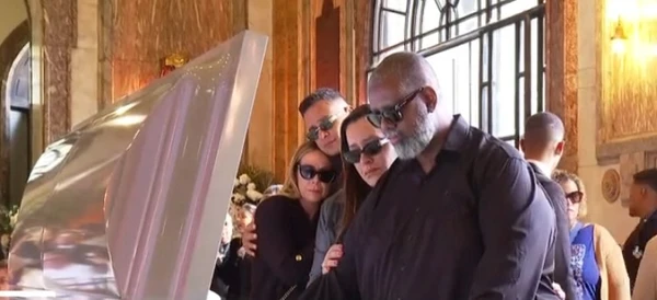 Xanddy, Carlas Perez, Péricles e Lidiane Faria no velório de Preta Gil no Teatro Municipal no Rio de Janeiro por Reprodução/TV Globo 