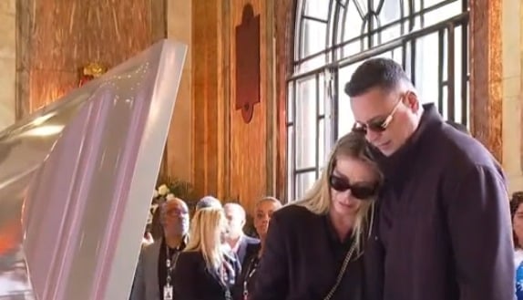Xanddy e Carlas Perez no velório de Preta Gil no Teatro Municipal no Rio de Janeiro por Reprodução/TV Globo 